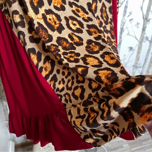 Striking women’s plus size top no label. P2P: 23.6” Length- Front: 33”Back: 35” - Picture 3 of 7